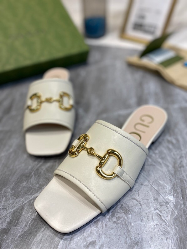 G*u*i sandals