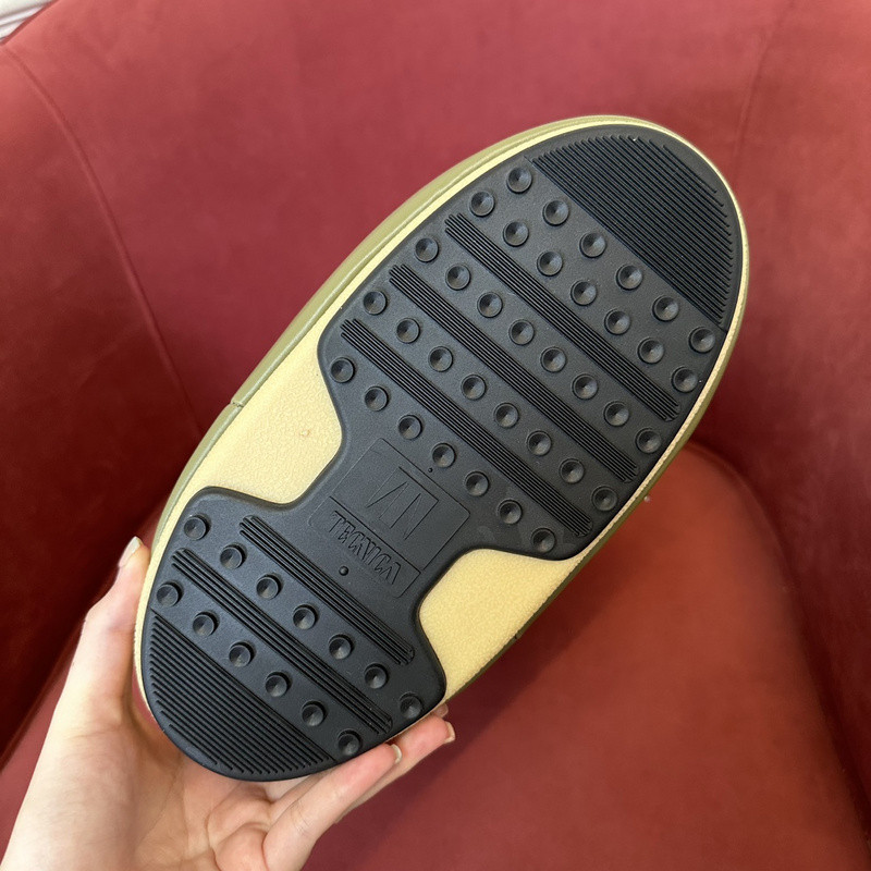 mOON bOOT
