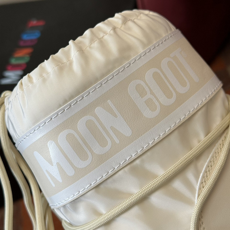 mOON bOOT