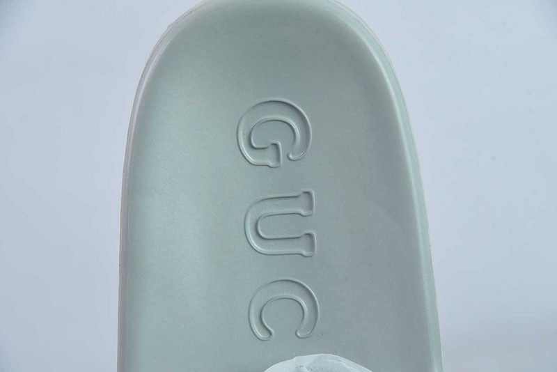 G*u*i sandals