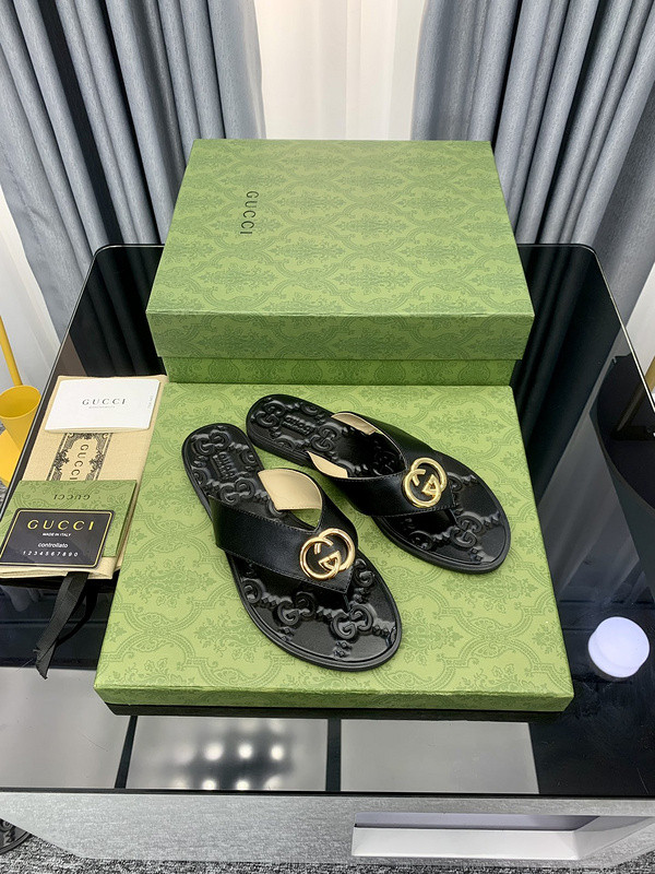 G*u*i sandals