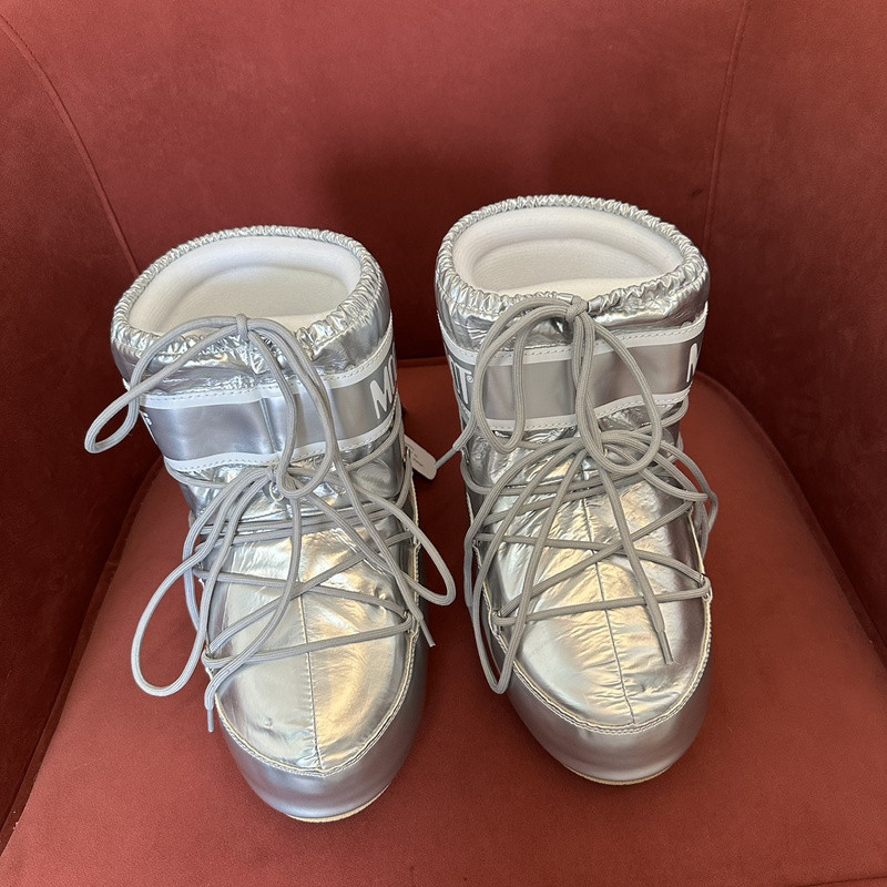 mOON bOOT