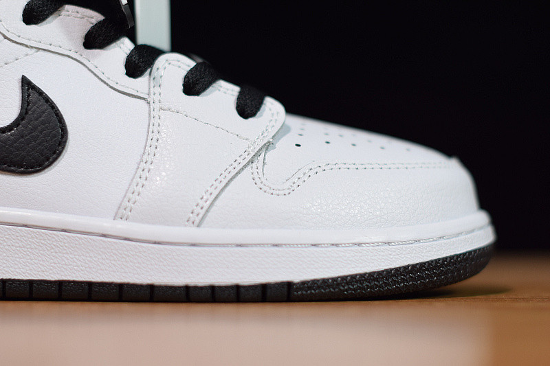 AIR JORDAN 1 MID WHITE BLACK FUCHSIA BLAST (GS) 555112-138