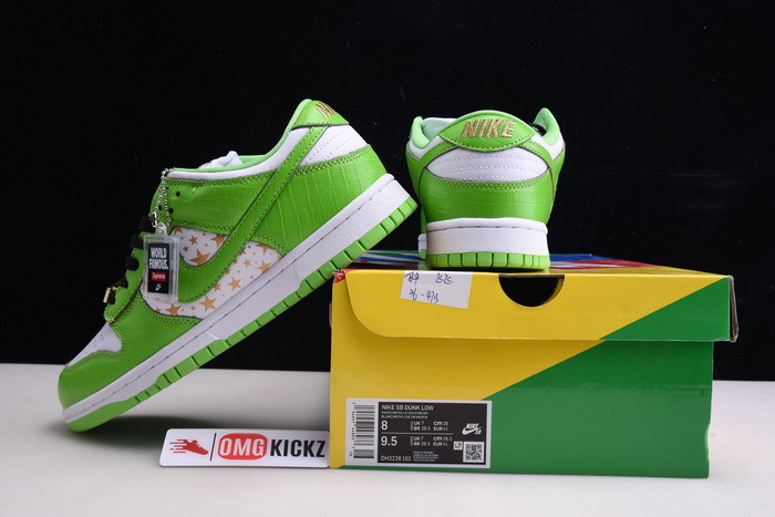 Svp*me x nike sb dunk low white/metallic gold-green dh3228-101