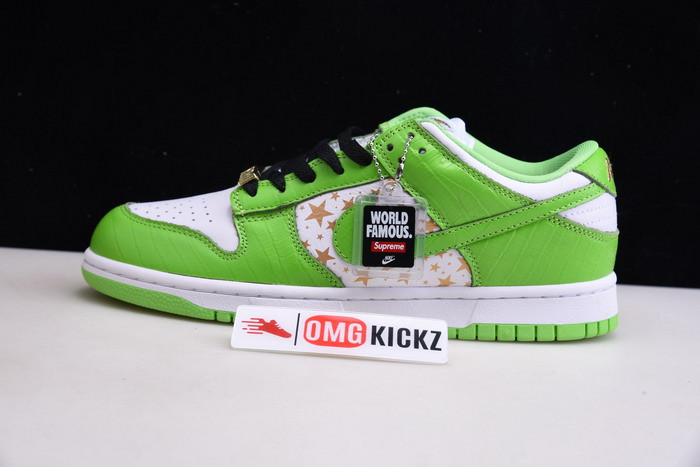 Svp*me x nike sb dunk low white/metallic gold-green dh3228-101
