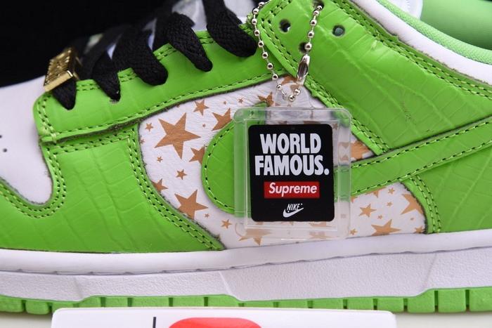 Svp*me x nike sb dunk low white/metallic gold-green dh3228-101