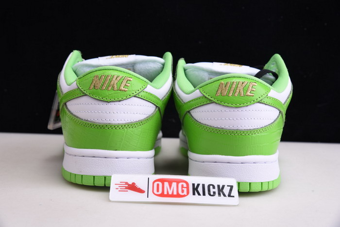 Svp*me x nike sb dunk low white/metallic gold-green dh3228-101