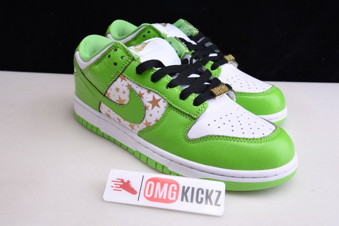 Svp*me x nike sb dunk low white/metallic gold-green dh3228-101