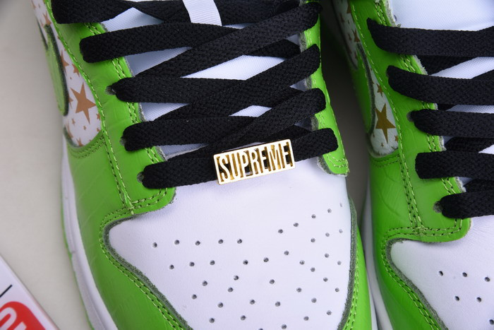 Svp*me x nike sb dunk low white/metallic gold-green dh3228-101