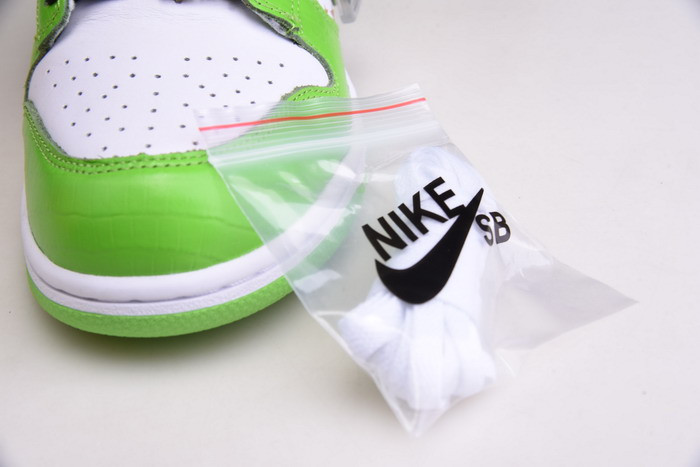 Svp*me x nike sb dunk low white/metallic gold-green dh3228-101