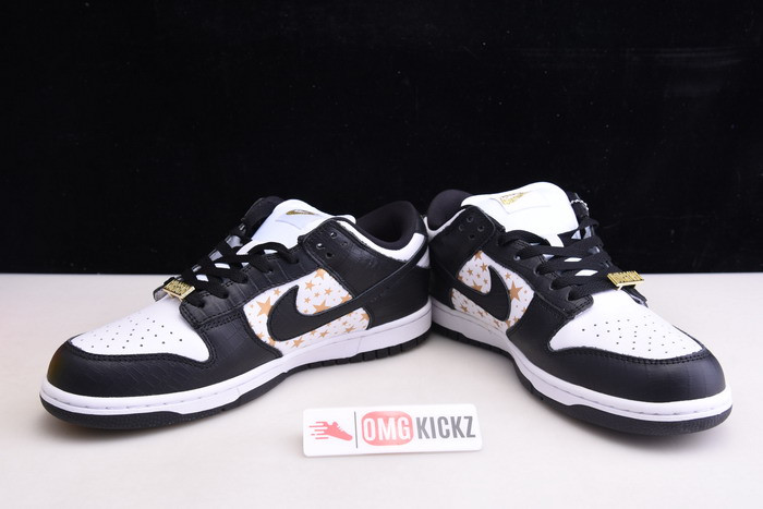 Svp*me x nike sb dunk low white/metallic gold-black dh3228-102