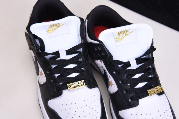 Svp*me x nike sb dunk low white/metallic gold-black dh3228-102