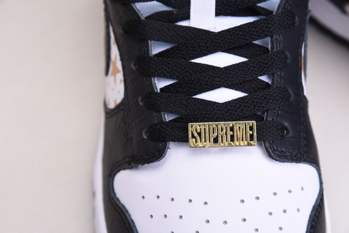 Svp*me x nike sb dunk low white/metallic gold-black dh3228-102