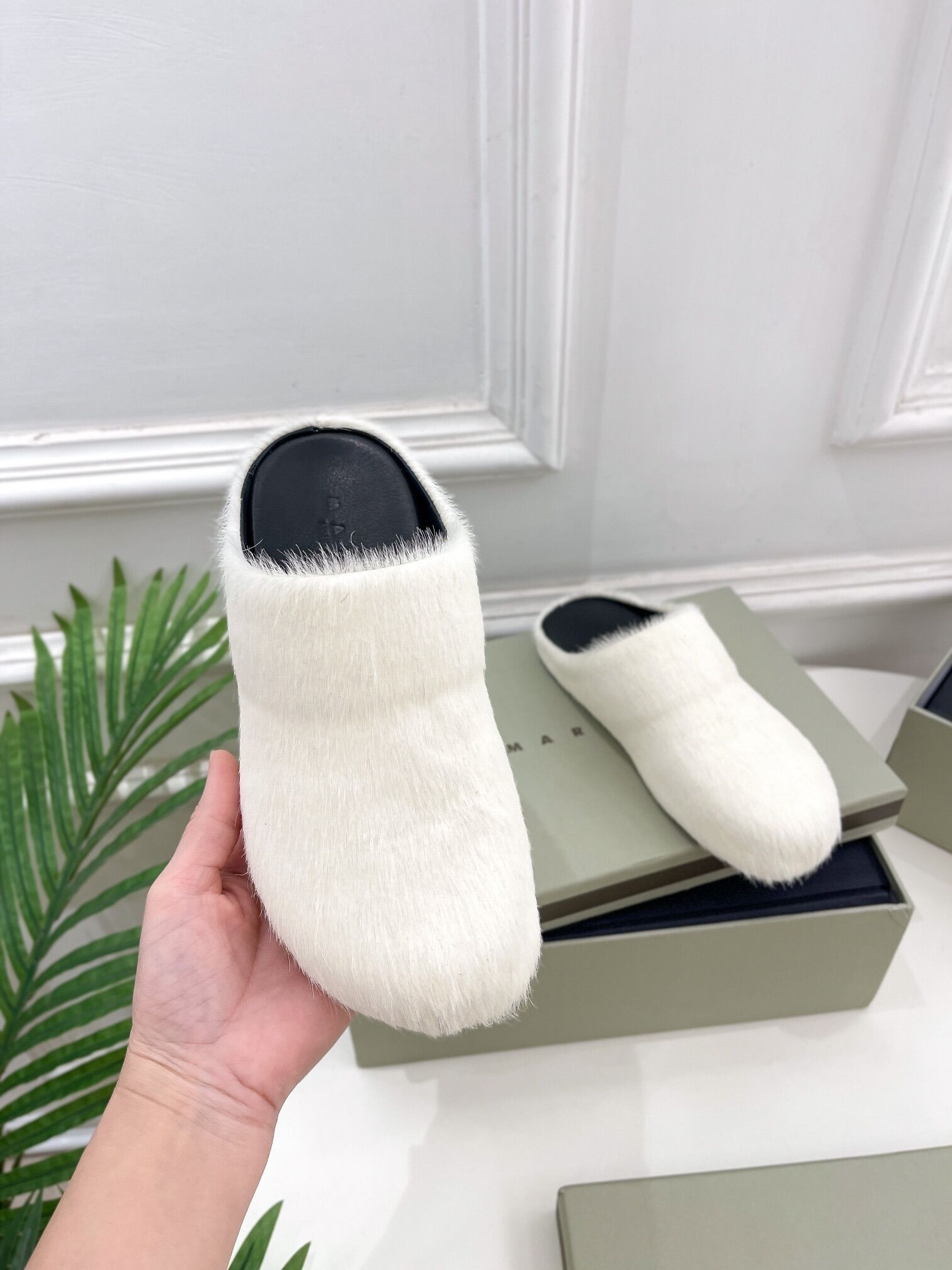 Ma*n1 textured calf hair clog slippers-white